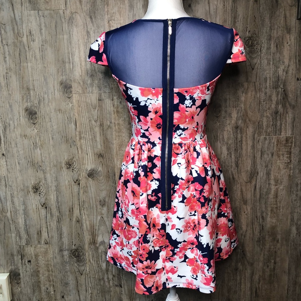 Floral short sleeve sheer back stretchy dress - Picture 3 of 7